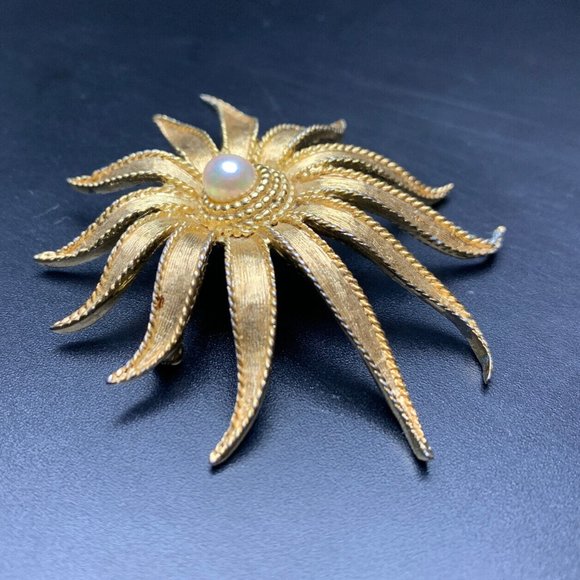 Boucher Flower Brooch Pin Faux Pearl Gold Tone Floral Classic Signed Vintage - Picture 3 of 7